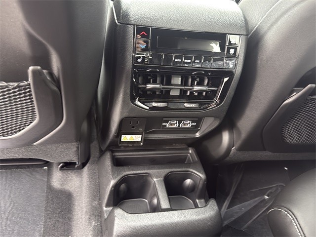 Jeep Grand Cherokee L Vehicle Full-screen Gallery Image 10