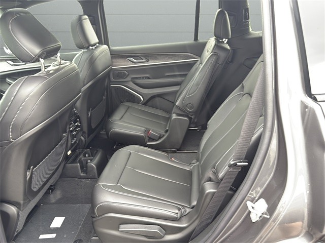 Jeep Grand Cherokee L Vehicle Full-screen Gallery Image 12