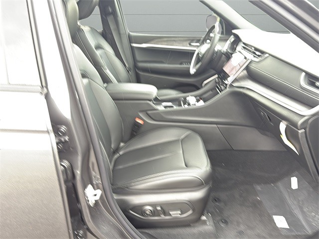 Jeep Grand Cherokee L Vehicle Full-screen Gallery Image 13