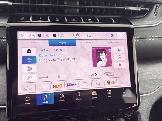 Jeep Grand Cherokee L Vehicle Full-screen Gallery Image 18