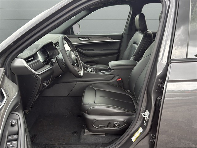 Jeep Grand Cherokee L Vehicle Full-screen Gallery Image 23