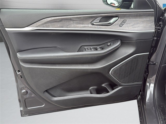 Jeep Grand Cherokee L Vehicle Full-screen Gallery Image 24