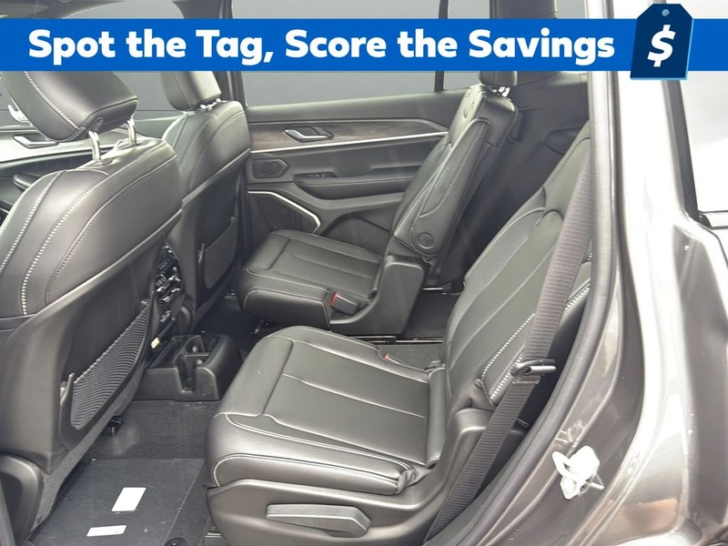 Jeep Grand Cherokee L Vehicle Full-screen Gallery Image 12