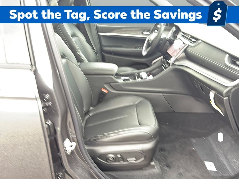 Jeep Grand Cherokee L Vehicle Full-screen Gallery Image 13