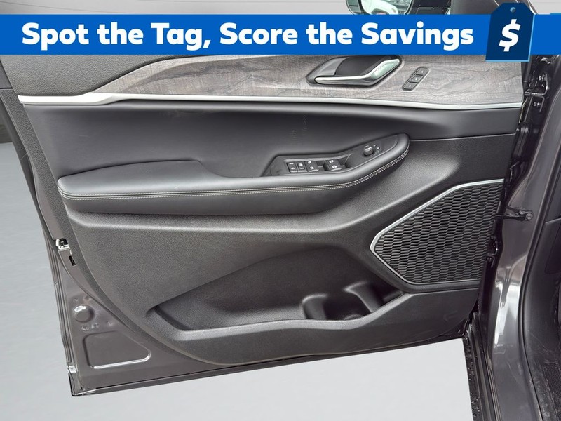 Jeep Grand Cherokee L Vehicle Full-screen Gallery Image 24