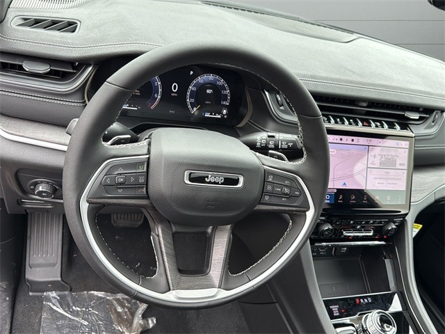Jeep Grand Cherokee Vehicle Full-screen Gallery Image 12
