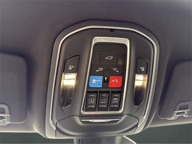 Jeep Grand Cherokee Vehicle Full-screen Gallery Image 13