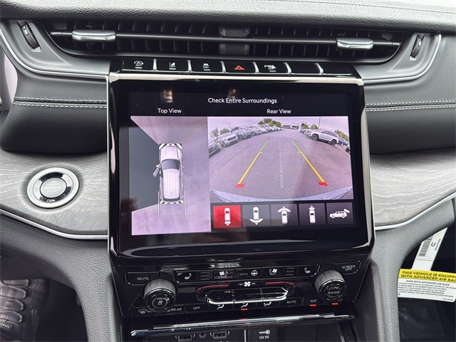 Jeep Grand Cherokee Vehicle Full-screen Gallery Image 14