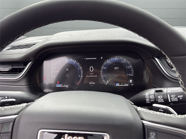 Jeep Grand Cherokee Vehicle Full-screen Gallery Image 15