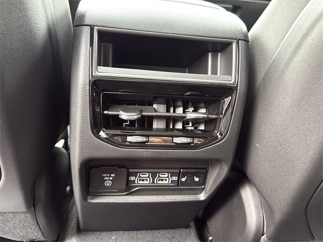 Jeep Grand Cherokee Vehicle Full-screen Gallery Image 20