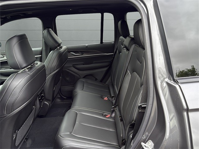 Jeep Grand Cherokee Vehicle Full-screen Gallery Image 21