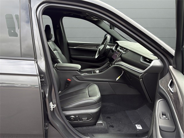 Jeep Grand Cherokee Vehicle Full-screen Gallery Image 23