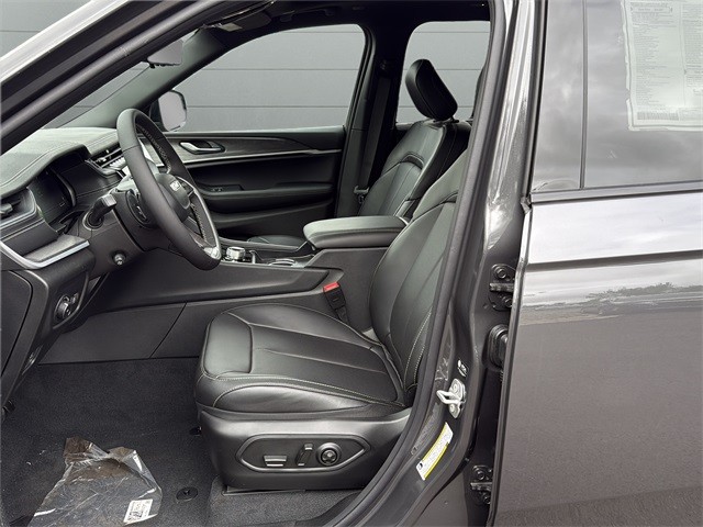 Jeep Grand Cherokee Vehicle Full-screen Gallery Image 26