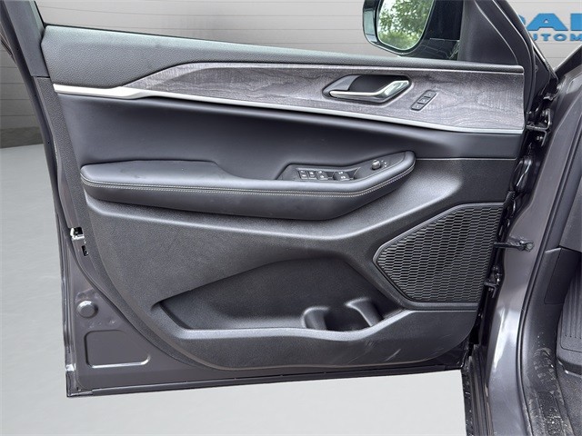 Jeep Grand Cherokee Vehicle Full-screen Gallery Image 29