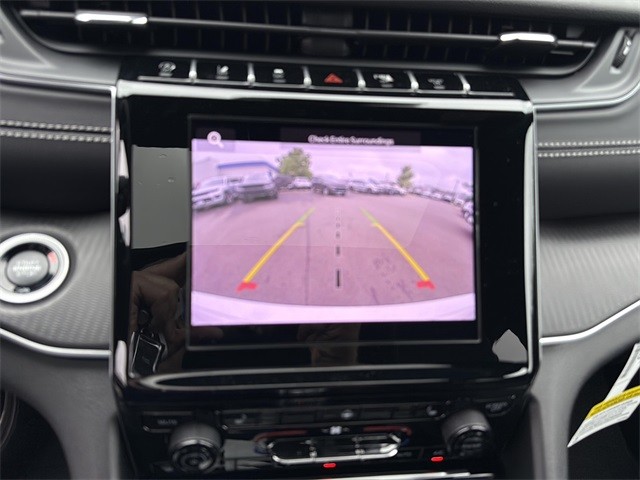 Jeep Grand Cherokee Vehicle Full-screen Gallery Image 14