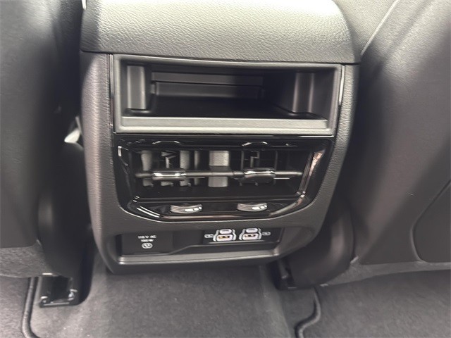 Jeep Grand Cherokee Vehicle Full-screen Gallery Image 20