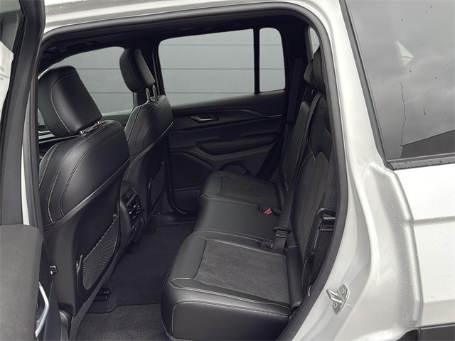 Jeep Grand Cherokee Vehicle Full-screen Gallery Image 21