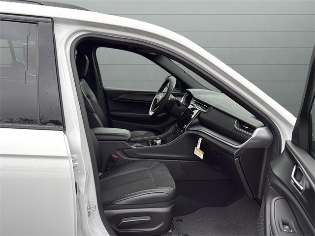 Jeep Grand Cherokee Vehicle Full-screen Gallery Image 23