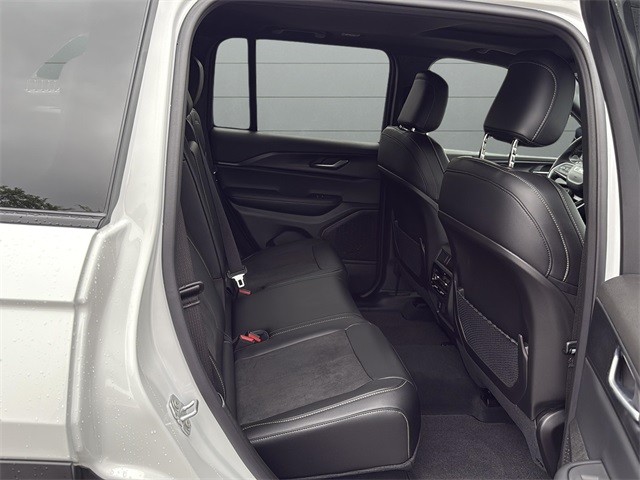 Jeep Grand Cherokee Vehicle Full-screen Gallery Image 24