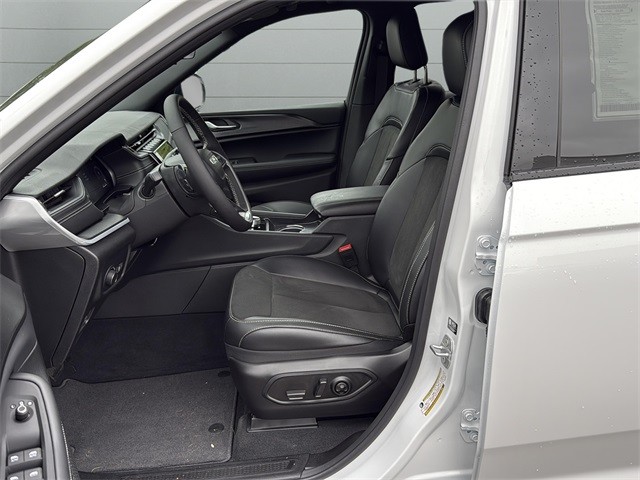 Jeep Grand Cherokee Vehicle Full-screen Gallery Image 28