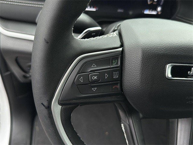 Jeep Grand Cherokee Vehicle Full-screen Gallery Image 29