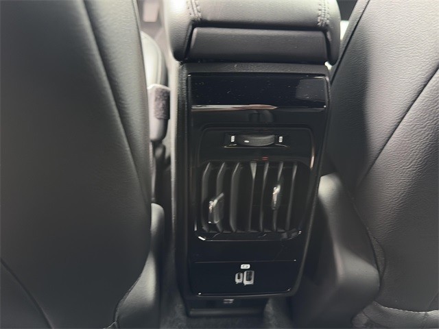 Jeep Compass Vehicle Full-screen Gallery Image 20