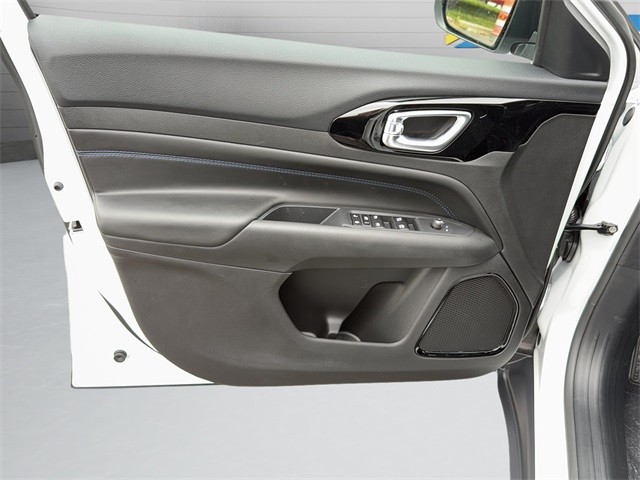 Jeep Compass Vehicle Full-screen Gallery Image 24