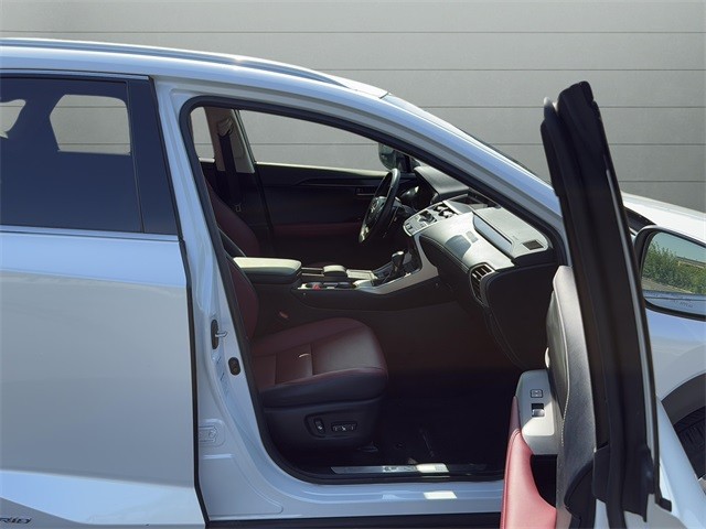 Lexus NX Vehicle Full-screen Gallery Image 20