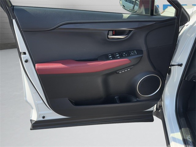 Lexus NX Vehicle Full-screen Gallery Image 26