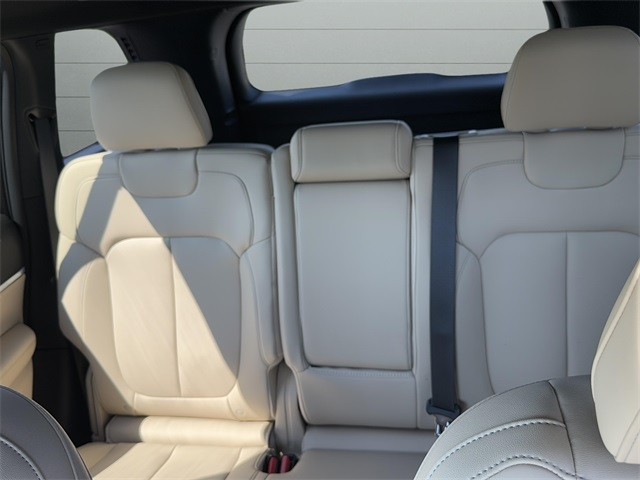 Jeep Grand Cherokee Vehicle Full-screen Gallery Image 9