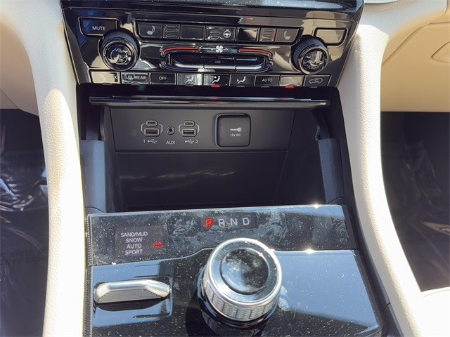 Jeep Grand Cherokee Vehicle Full-screen Gallery Image 10