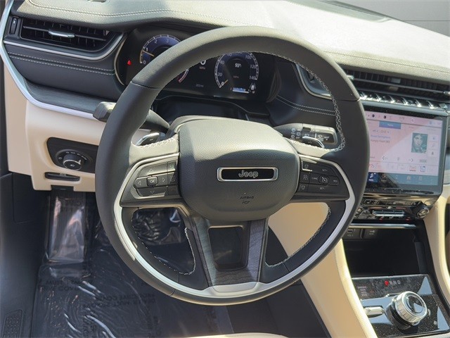 Jeep Grand Cherokee Vehicle Full-screen Gallery Image 11