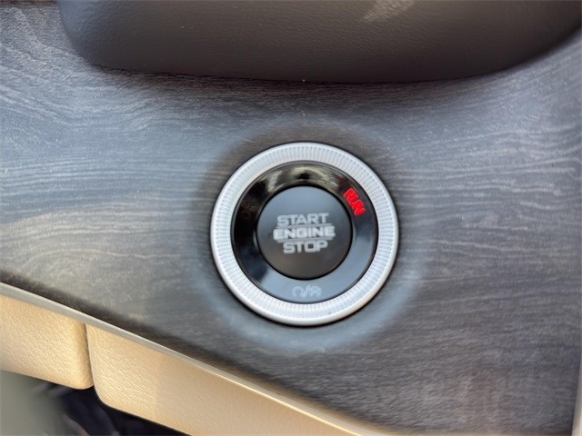 Jeep Grand Cherokee Vehicle Full-screen Gallery Image 16