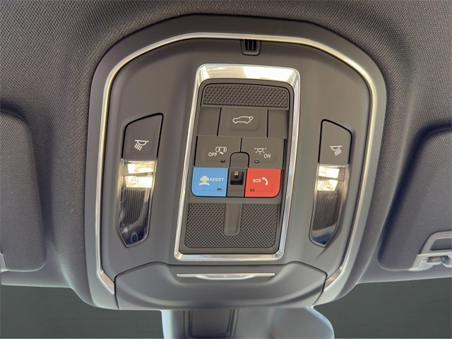 Jeep Grand Cherokee Vehicle Full-screen Gallery Image 17