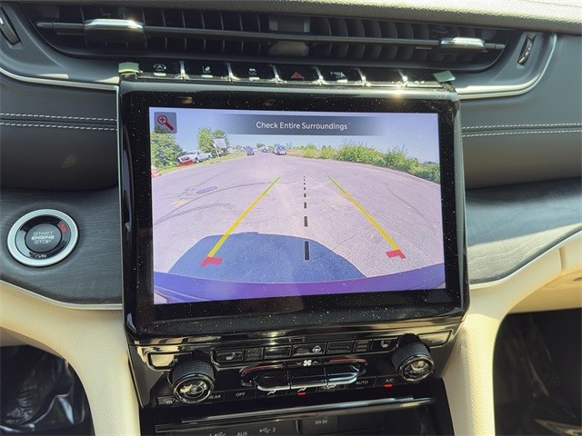 Jeep Grand Cherokee Vehicle Full-screen Gallery Image 19