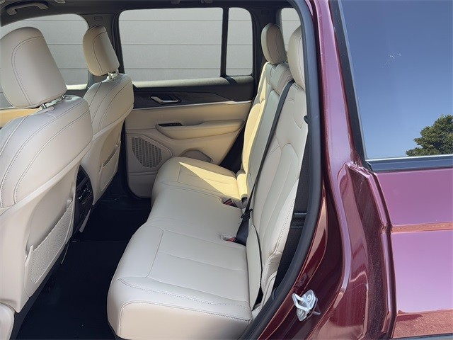 Jeep Grand Cherokee Vehicle Full-screen Gallery Image 20