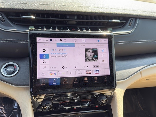 Jeep Grand Cherokee Vehicle Full-screen Gallery Image 21