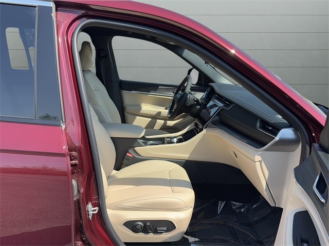 Jeep Grand Cherokee Vehicle Full-screen Gallery Image 22