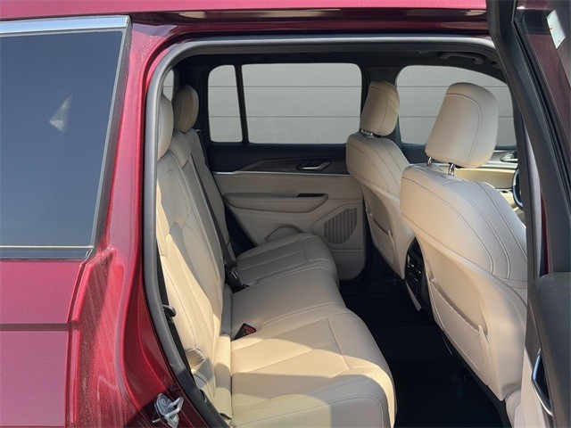 Jeep Grand Cherokee Vehicle Full-screen Gallery Image 23