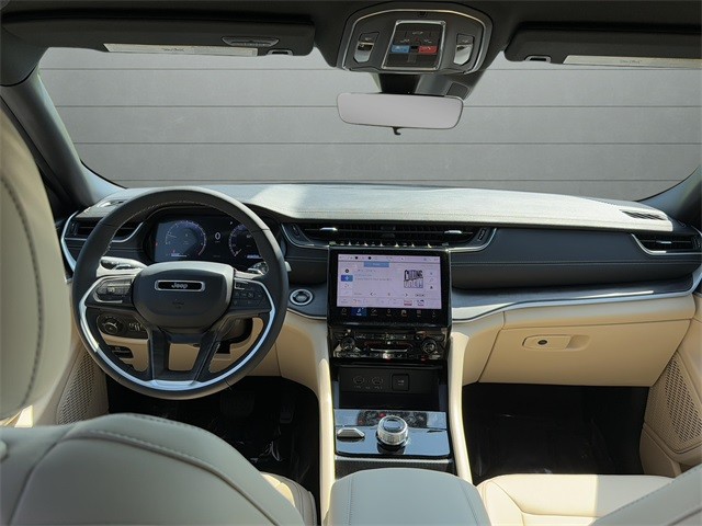 Jeep Grand Cherokee Vehicle Full-screen Gallery Image 25