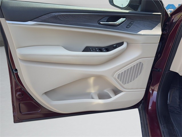 Jeep Grand Cherokee Vehicle Full-screen Gallery Image 26