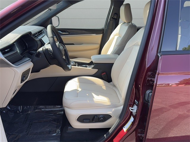 Jeep Grand Cherokee Vehicle Full-screen Gallery Image 27