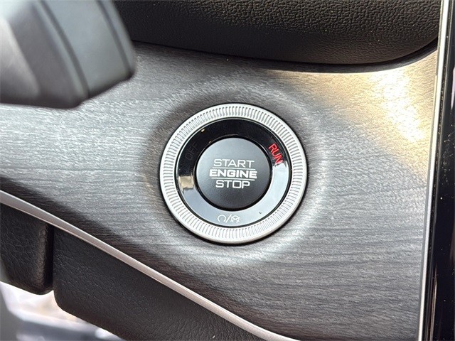 Jeep Grand Cherokee Vehicle Full-screen Gallery Image 11