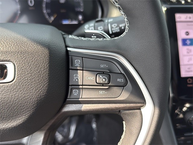 Jeep Grand Cherokee Vehicle Full-screen Gallery Image 12