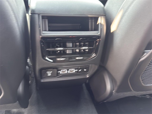 Jeep Grand Cherokee Vehicle Full-screen Gallery Image 13