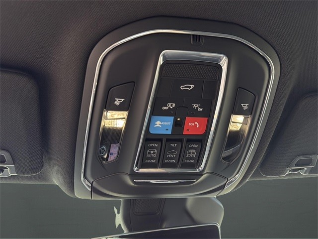 Jeep Grand Cherokee Vehicle Full-screen Gallery Image 14