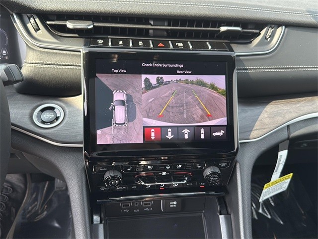 Jeep Grand Cherokee Vehicle Full-screen Gallery Image 15