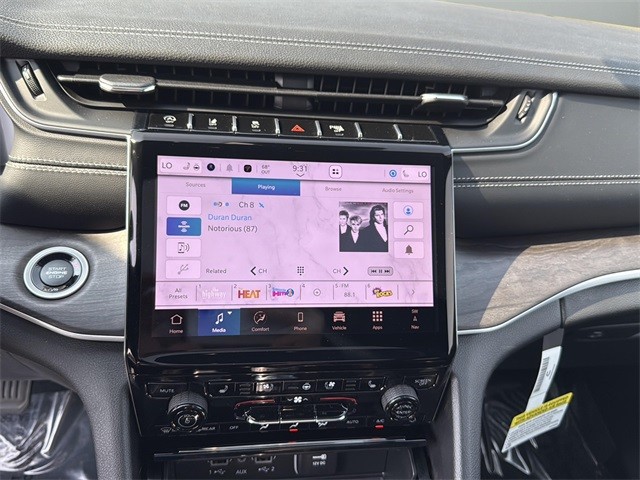 Jeep Grand Cherokee Vehicle Full-screen Gallery Image 16