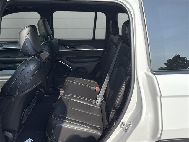 Jeep Grand Cherokee Vehicle Full-screen Gallery Image 17