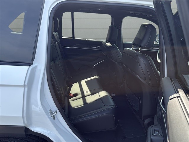 Jeep Grand Cherokee Vehicle Full-screen Gallery Image 22